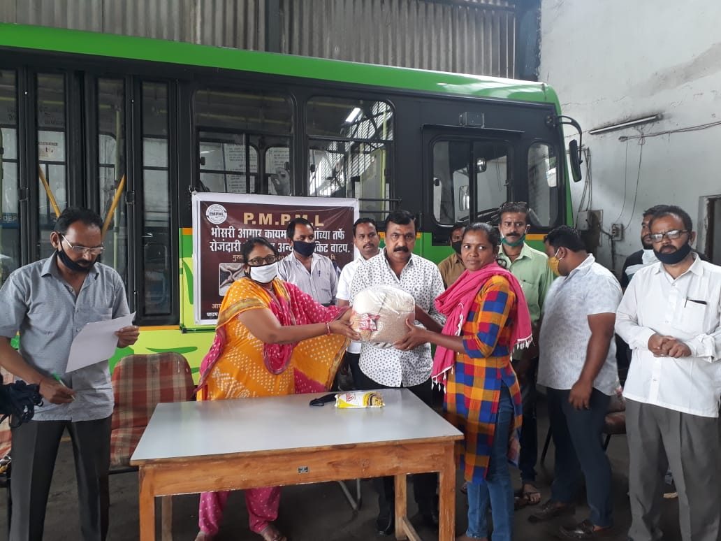 ‘पीएमपीएल’ च्या भोसरी आगारचा स्तुत्य उपक्रम, सहकारी बांधवाना दिला मदतीचा हात...