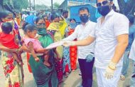 सामाजिक कार्यकर्ते आकाश चतुर्वेदी आणि नगरसेवक शैलेश मोरे यांच्यावतीने पिंपरीतील आनंदनगरमधील मुलांना कपड्यांचे वाटप...