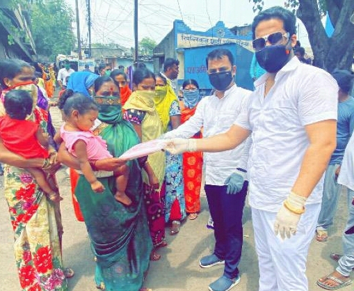 सामाजिक कार्यकर्ते आकाश चतुर्वेदी आणि नगरसेवक शैलेश मोरे यांच्यावतीने पिंपरीतील आनंदनगरमधील मुलांना कपड्यांचे वाटप...