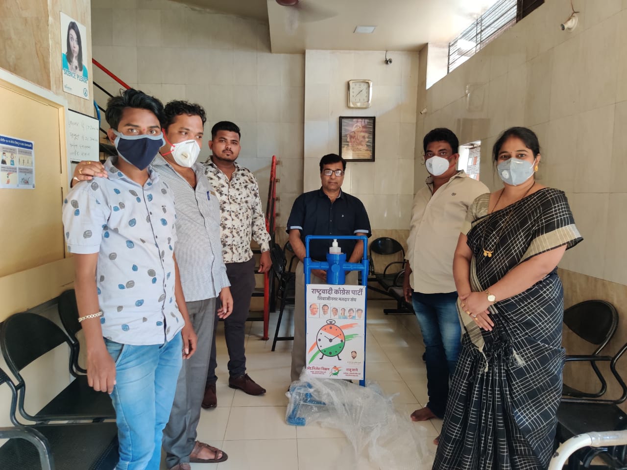 शिवाजीनगर राष्ट्रवादी काँग्रेसच्या वतीने कोरोना योध्याना सॅनिटायजर स्टँड भेट...
