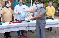 नगरसेवक अँड. प्रसन्नदादा जगताप मित्रपरिवाराच्या वतीने नाभिक व्यावसायिकांना पीपीई किटचे मोफत वाटप...