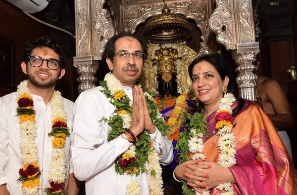 मुख्यमंत्री उद्धव ठाकरे सहपरिवार पंढरपूरला रवाना...