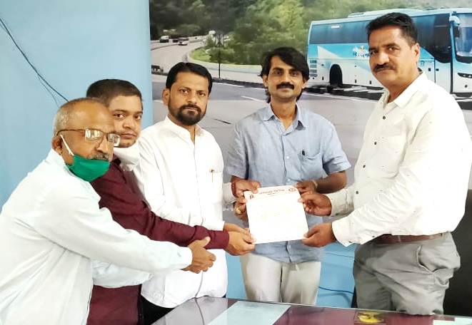 लॉकडाऊनमुळे बंद असणाऱ्या एसटीच्या प्रवासी पासची मुदत वाढवावी संभाजी ब्रिगेडचे आगार व्यवस्थापकांना निवेदन...