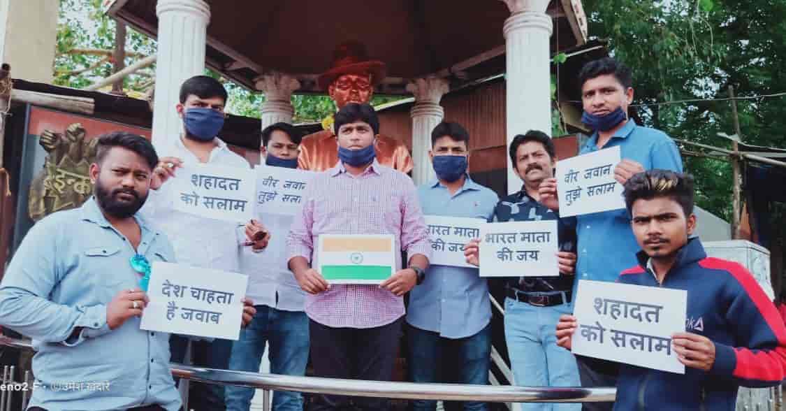 पिंपरी चिंचवड शहर युवक काॅग्रेसच्यावतीने शहीदांना श्रध्दांजली; पंतप्रधान मोदिंना विचारले प्रश्न…