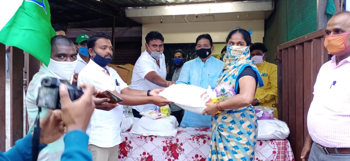 मदत नव्हे कर्तव्य कैलास मंजाळकर यांच्या वतीने जीवनावश्यक वस्तूंची किट वाटप