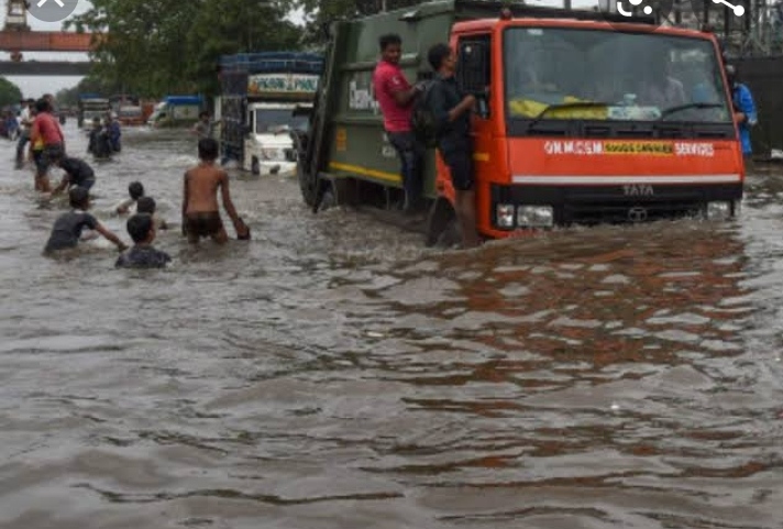 राज्याला पावसाने झोडपले मुंबई ठीक ठिकाणी पाणीच पाणी