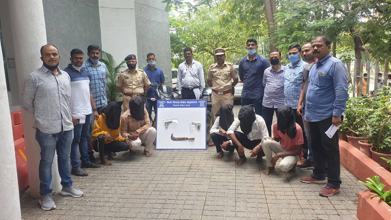 बंदुकीचा धाक दाखवून कार लुटण्याचा प्रयत्न करणाऱ्या सराईत गुन्हेगारांची टोळीला अटक.