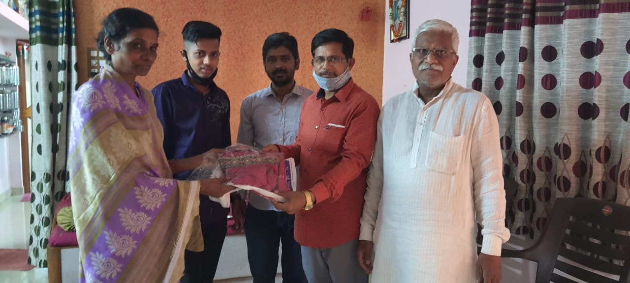 *शिवाजी पाडुळे यांची स्वच्छता कर्मचाऱ्यांना अनोखी भाऊबीज भेट*.