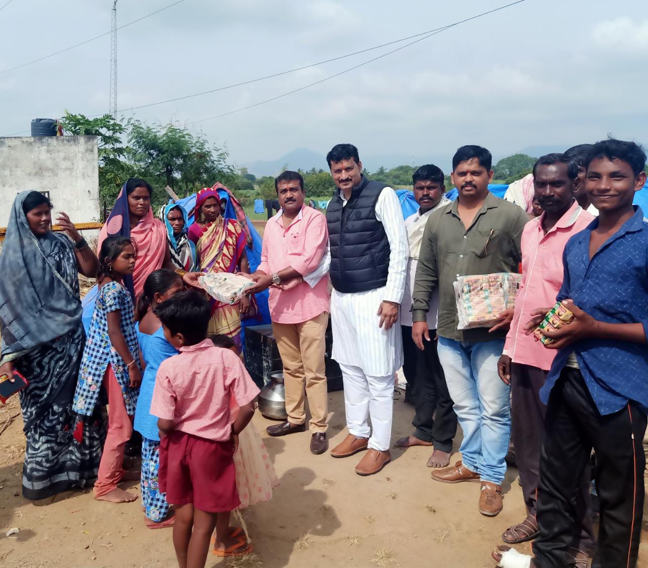 *भारतीय महा क्रांती सेनेकडून ऊसतोड कामगारांना व लहान मुलांना फराळ व खाऊचे वाटप*.