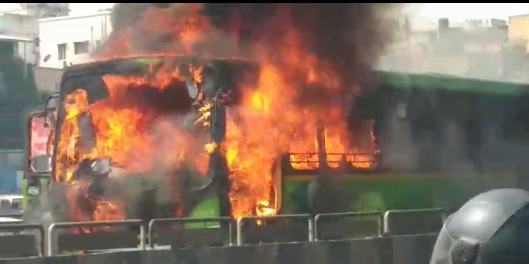 *खराडी हायवेवर दुचाकी धडकल्याने बस जळून खाक दुचाकी चालकाचा मृत्यू; प्रवासी बचावले.*