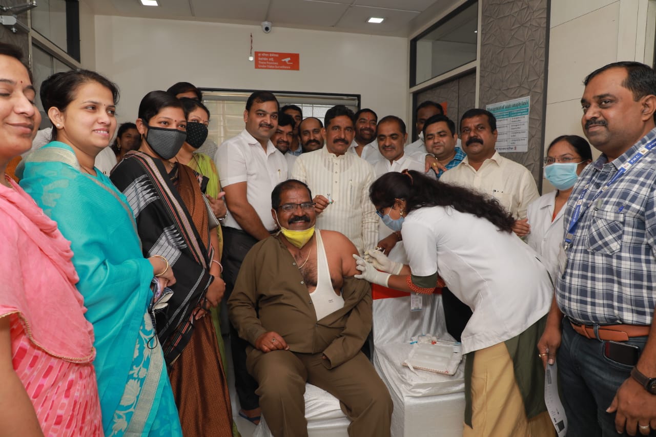 सिंहगड रोड परिसरातील मोरया मल्टीस्पेशालिटी हॉस्पिटलमध्ये कोरोना लस देण्यास सुरूवात