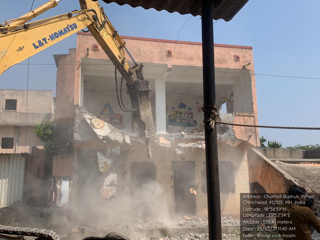 चिखली या ठिकाणी चालू असलेल्या अनधिकृत बांधकामावर कारवाई