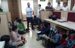 शुल्क वाढी विरोधात पालकांचे ठिय्या आंदोलन  पालक संतापले : अधिकारी प्रशिक्षणाला गेले  निघून
