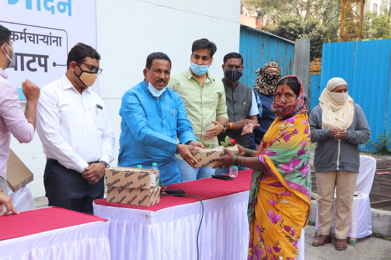 'सुरेंद्र पठारे फाऊंडेशन'कडून महिला स्वच्छता कर्मचाऱ्यांना शूज भेट