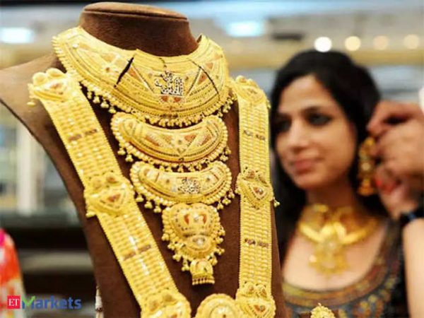 Gold Silver Price: 10 महिन्यांच्या नीचांकावर आहे सोन्याचा वायदा, उच्च पातळीच्या 10,000 रुपये खाली