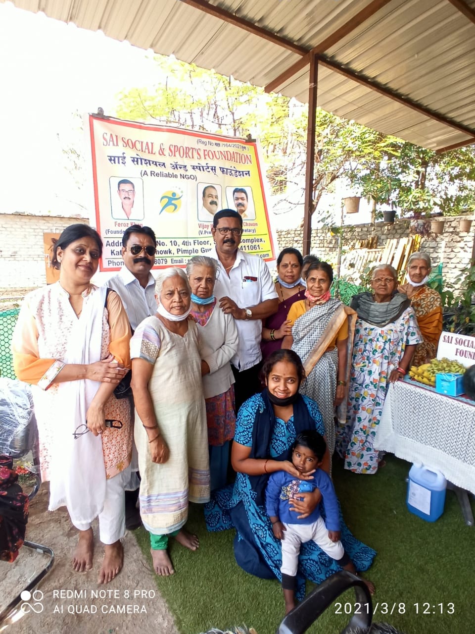 जागतिक महिला दिनानिमित्त वृद्ध महिलांना साडी, फळ, मास्क, सॅनिटायझरचे वाटप