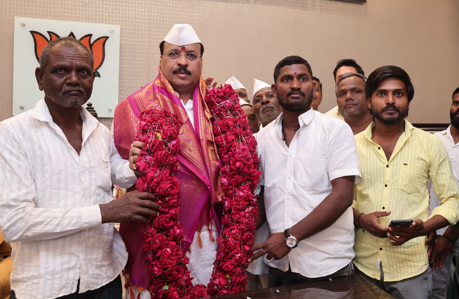 *लातूर ग्रामीण विधानसभेमध्ये फक्त आप्पच ...* *सलगरा (बु) ग्रामस्थांच्या वतीने दमदार आमदार रमेश आप्पा कराड यांचा सत्कार*