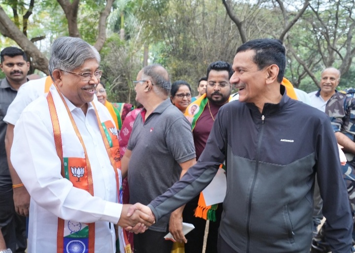 *पालकमंत्री नात्याने रस्त्याच्या कामाला स्थगितीच दिली- चंद्रकांतदादा पाटील*  *एआरएआय टेकडीवर येणाऱ्या नागरिकांशी संवाद*