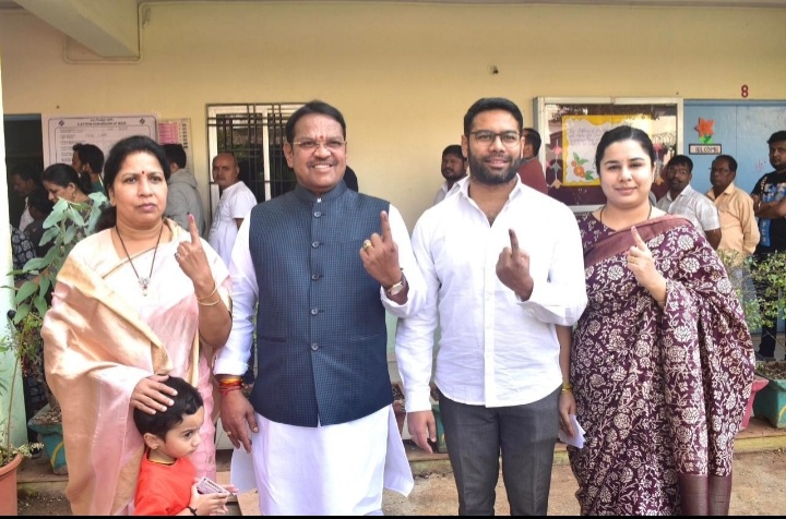 *खासदार श्रीरंग बारणे यांनी सहकुटुंब बजावला मतदानाचा हक्क*