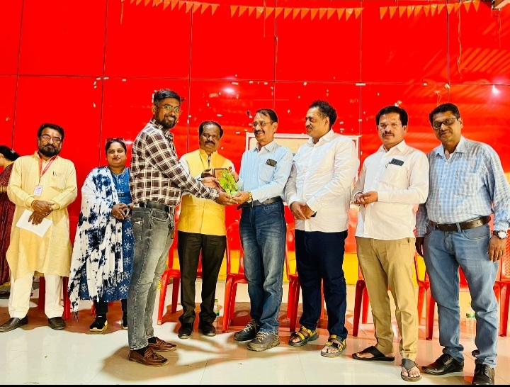 *मराठी पत्रकार परिषदेचे मुख्य विश्वस्त एस एम देशमुख यांच्या हस्ते पत्रकारांचा सन्मान सोहळा संपन्न.*