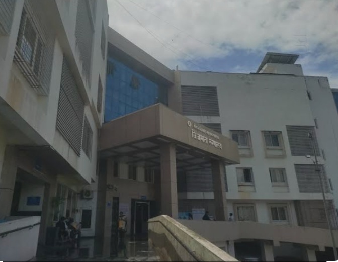 *गैरव्यवहार प्रकरणी जिजामाता रुग्णालय प्रमुख डॉ. साळवे व लिपिकाची उचलबांगडी*