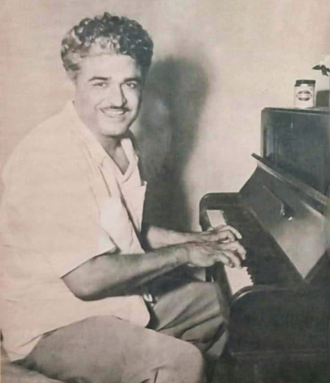 *स्व. संगीतकार सी. रामचंद्र यांचा दुर्मिळ पियानो राजा दिनकर केळकर संग्रहालयास भेट !*