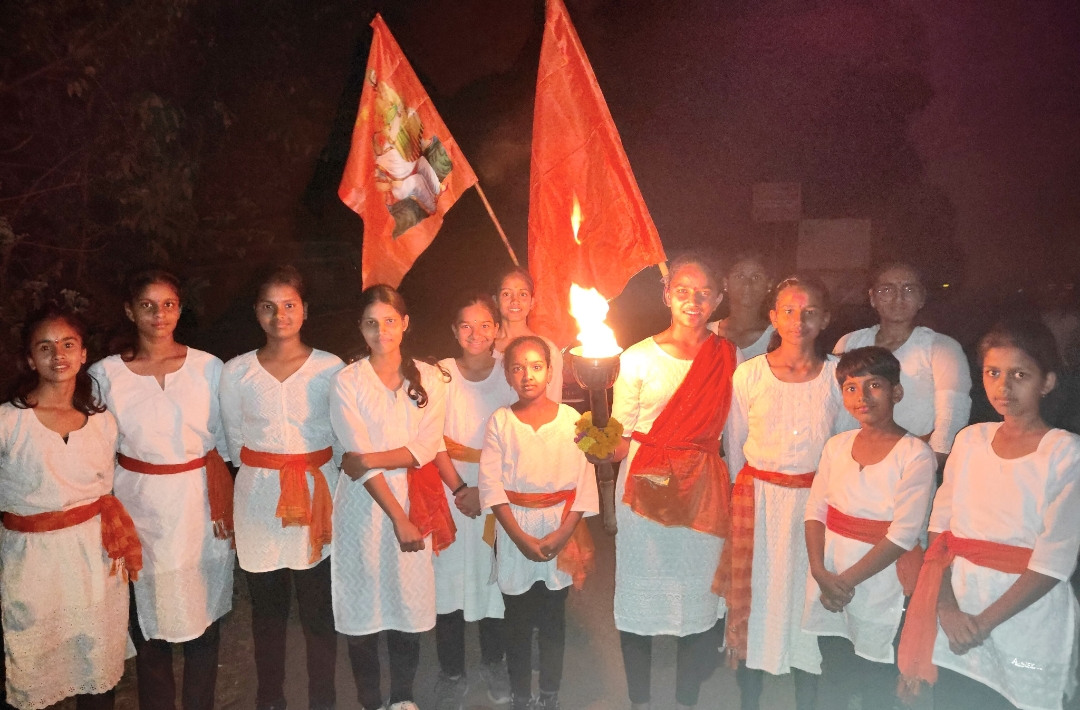 *मशाल दौड आणि गडचढाईसह मुलींनी युद्धकलेचे (मर्दानी खेळ) सात ठिकाणी विशेष सादरीकरण केले.*