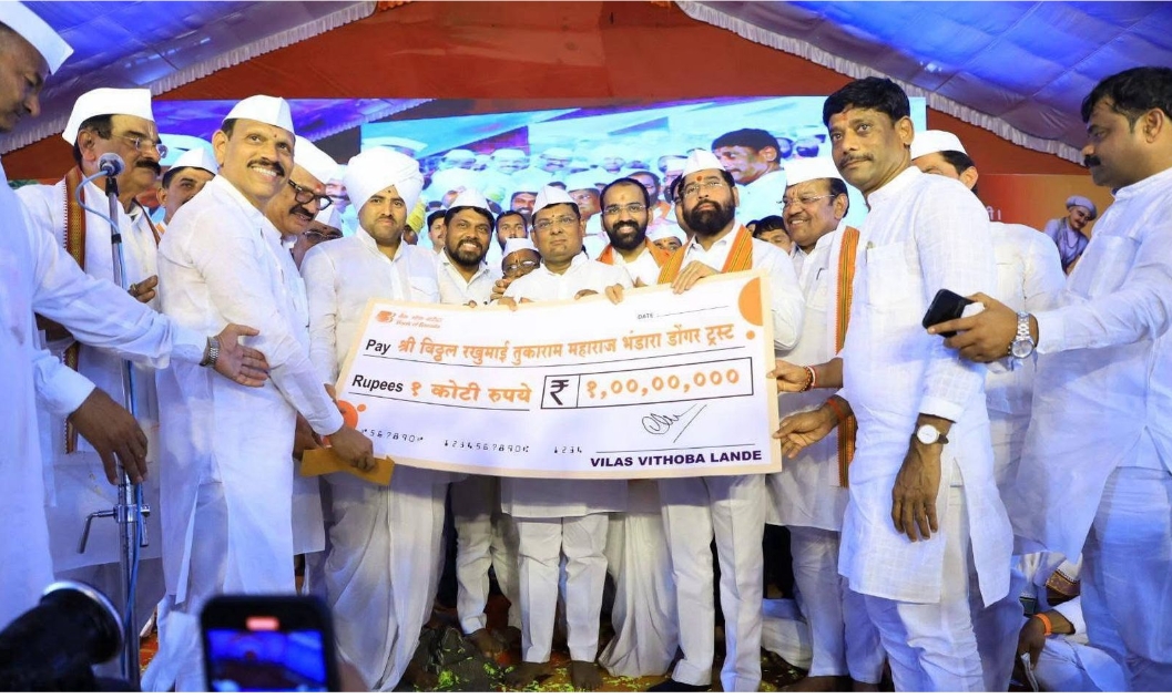 *माजी आमदार विलास लांडे यांच्याकडून भंडारा डोंगर येथील मंदिर उभारणीसाठी एक कोटींची देणगी*