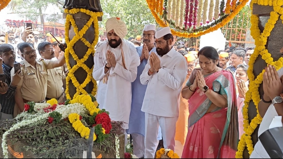 *धर्मवीर छत्रपती संभाजी महाराज पुण्यतिथीनिमित्त उपमुख्यमंत्री एकनाथ शिंदे यांच्याकडून वढू येथे समाधी पूजन*