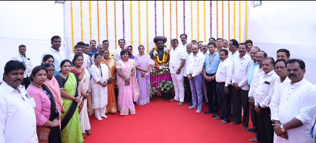 *महानगरपालिकेच्या वतीने थोर समाजसुधारक क्रांतिसूर्य महात्मा जोतीराव फुले यांना जयंती निमित्त अभिवादन.....*