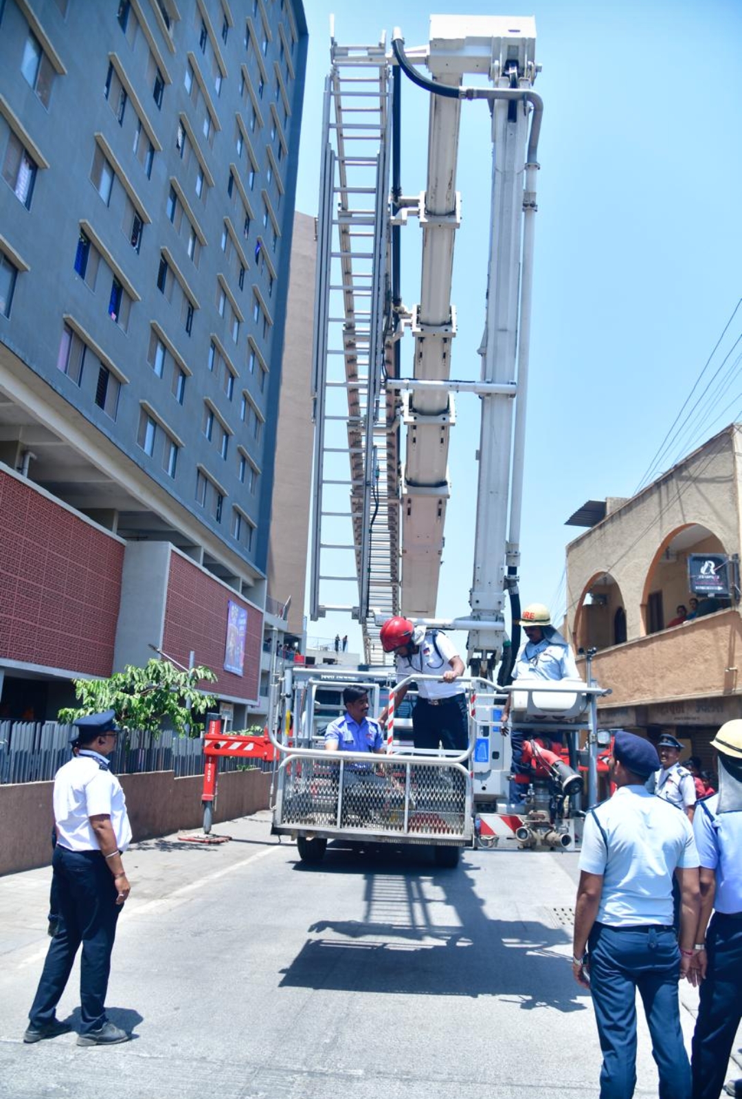 *पिंपरी चिंचवड महानगरपालिकेच्या राष्ट्रीय अग्निशमन सेवा सप्ताहाच्या निमित्ताने अग्निसुरक्षा मॉक ड्रील व प्रात्यक्षिकांचे आयोजन*