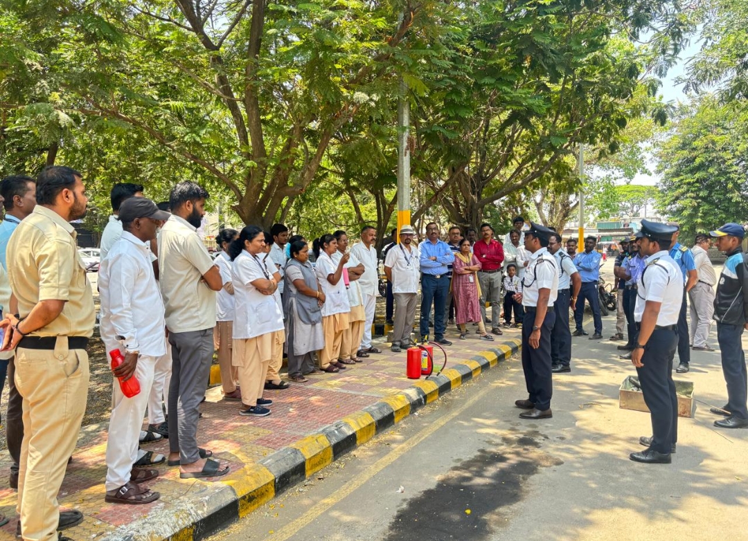 *पिंपरी चिंचवड महानगरपालिकेच्या वतीने यमुनानगर रुग्णालयात अग्नि प्रतिबंधात्मक प्रशिक्षण व प्रात्यक्षिकांचे सादरीकरण*