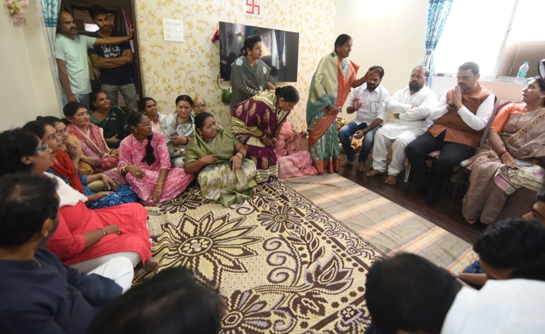 *दहशतवादी हल्ल्यातील मृत पर्यटकांच्या कुटुंबियांचे मुख्यमंत्री देवेंद्र फडणवीस यांच्याकडून सांत्वन*