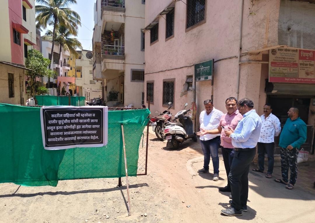 *आकुर्डीतील रहदारीचा रस्ता केला बंद*