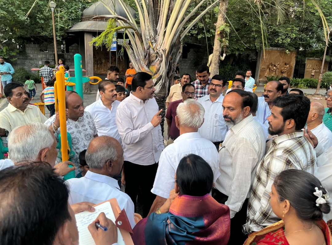 *आमदार शंकर जगताप यांनी उद्यान विभागाच्या अधिकाऱ्यांना घेतले फैलावर*