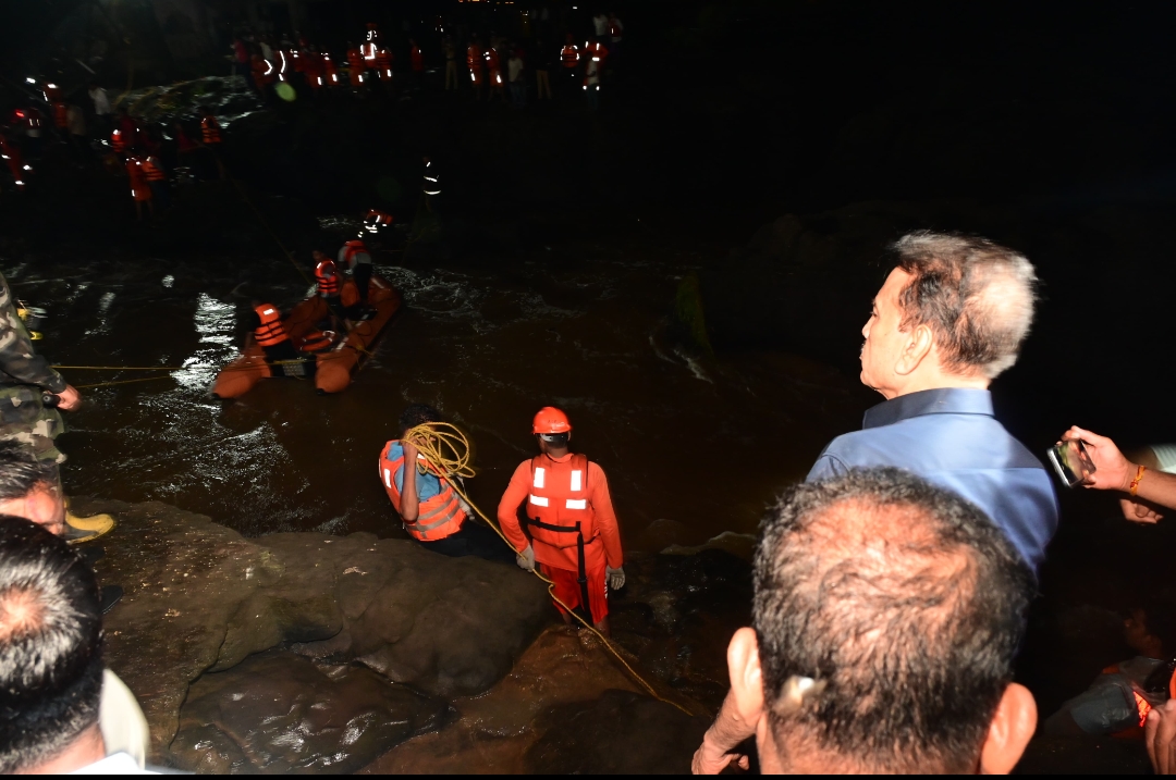 *आपत्ती व्यवस्थापन मंत्री गिरीश महाजन यांनी घेतला कुंडमळा येथे बचाव कार्याचा आढावा*