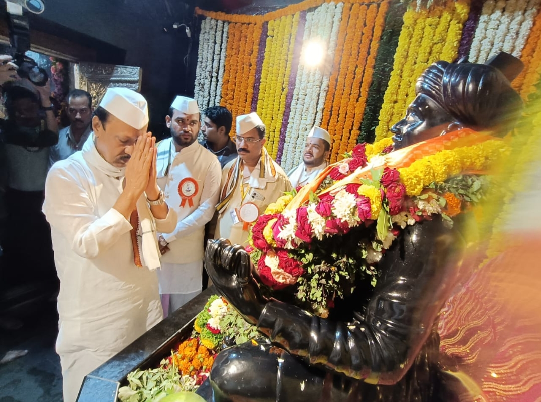 *जगद्गुरु श्री संत तुकाराम महाराज संस्थान मंदिरात उपमुख्यमंत्री अजित पवार यांनी घेतले दर्शन*