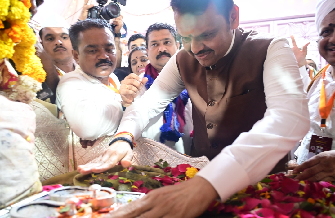 *मुख्यमंत्री देवेंद्र फडणवीस यांनी घेतले संतश्रेष्ठ श्री ज्ञानेश्वर महाराज पादुकांचे दर्शन*