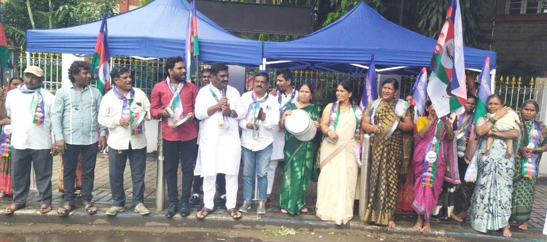 *लोक जनशक्ती पार्टी रामविलासचे आयकर कार्यालयासमोर जोरदार धरणे आंदोलन*