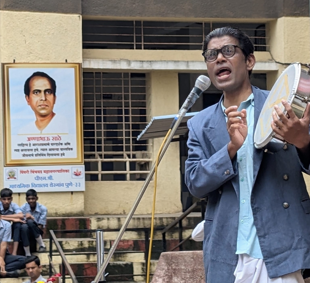 एकपात्री कलेतून साहित्यरत्न लोकशाहीर अण्णाभाऊ साठे यांना मानवंदना