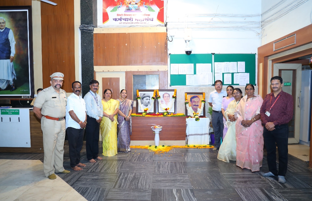 पिंपरी चिंचवड महानगरपालिकेच्या वतीने माजी महापौर मधुकर पवळे यांना जयंतीनिमित्त महापालिकेच्या अभिवादन....