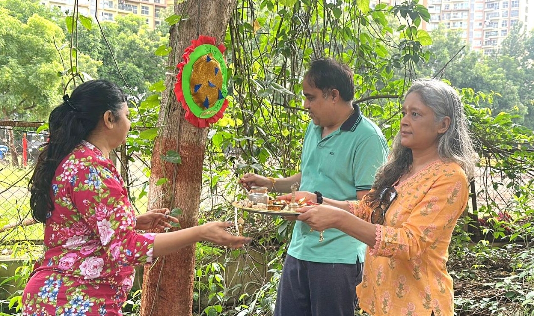 बाग आणि झाडांचे रक्षण करण्यासाठी रहिवाशांचे रक्षाबंधन आंदोलन