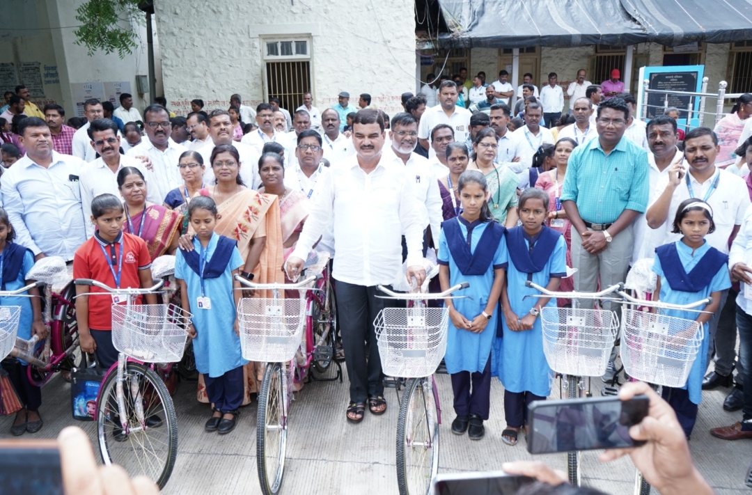 जिल्हा परिषद पुणे व पंचायत समिती इंदापूर यांच्या वतीने 'सायकल बँक' लोकार्पण सोहळा
