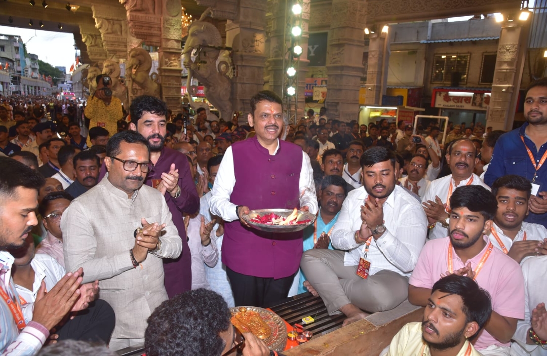 मुख्यमंत्री देवेंद्र फडणवीस यांची पुण्यातील सार्वजनिक गणेश मंडळांना भेट