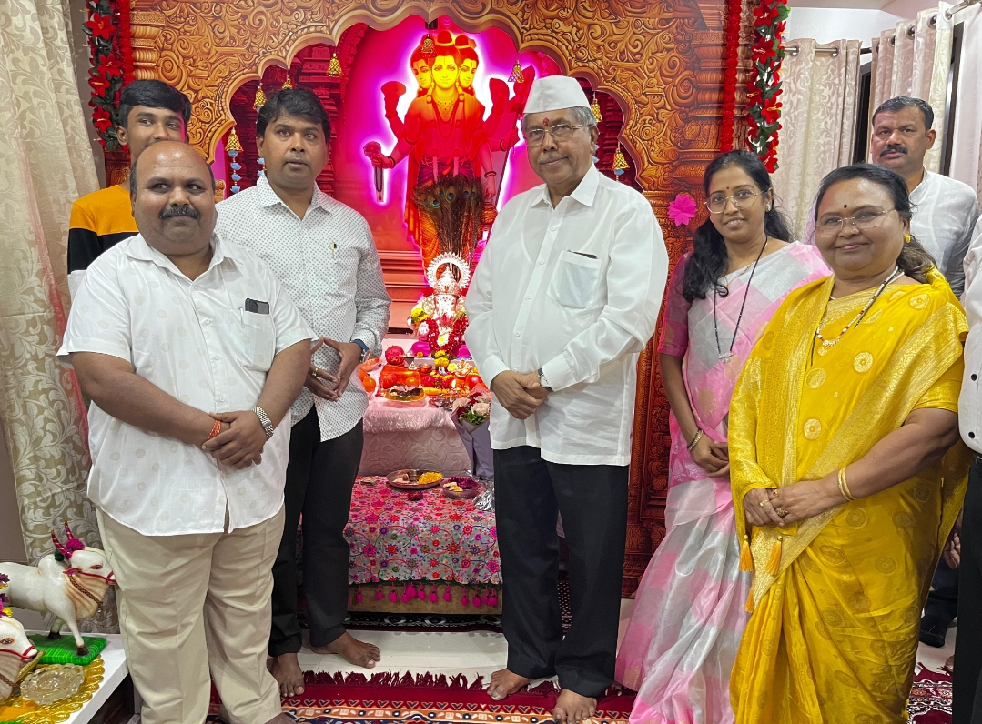 आमदार अमित गोरखे यांच्या निवासस्थानी मंत्री चंद्रकांत पाटील यांची सदिच्छा भेट; घेतले गणरायाचे दर्शन