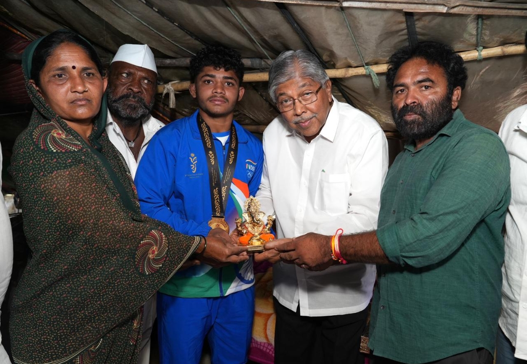 वा रं पठ्ठ्या… आई-वडलांचं नाव काढलंस!  पुत्रं असावा ऐसा… ज्याचा तिन्ही लोकी झेंडा- ना. चंद्रकांतदादा पाटील