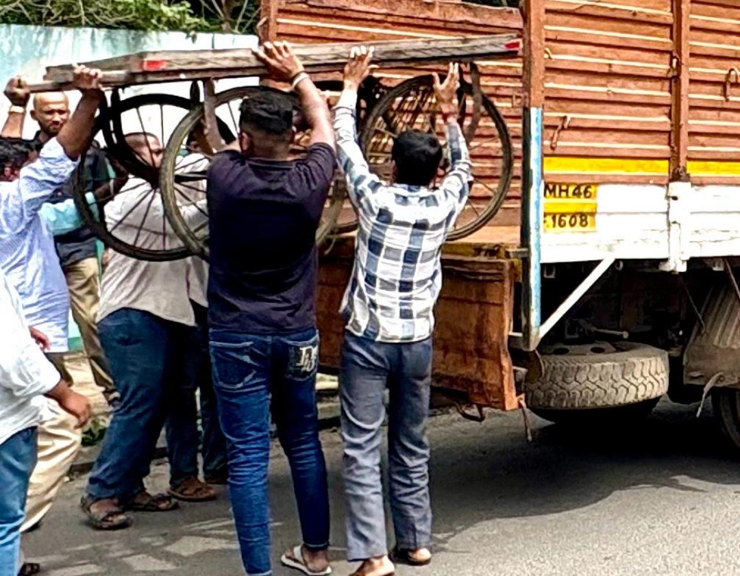 रामकृष्ण मंगल कार्यालय चौकात फुटपाथवर स्टॉल्स — पादचारी व वाहनचालकांना त्रास, महापालिकेची तत्काळ कारवाई