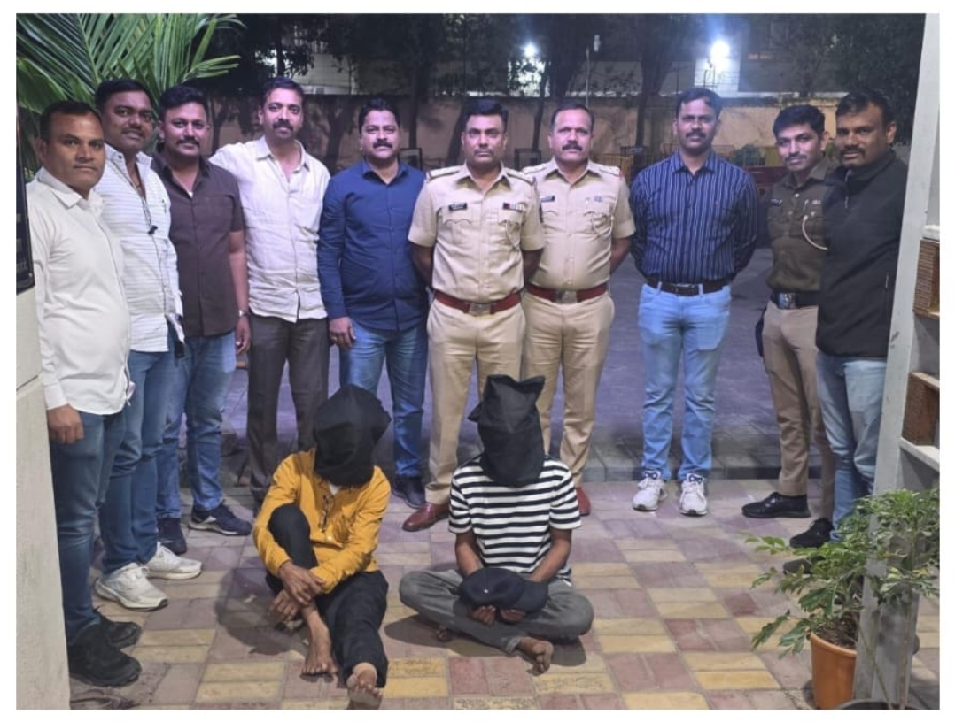 खुन करुन मृतदेह फेकुन देणा-या बाप लेकास विमानतळ पोलीसांनी सहा तासात केले गजाआड 