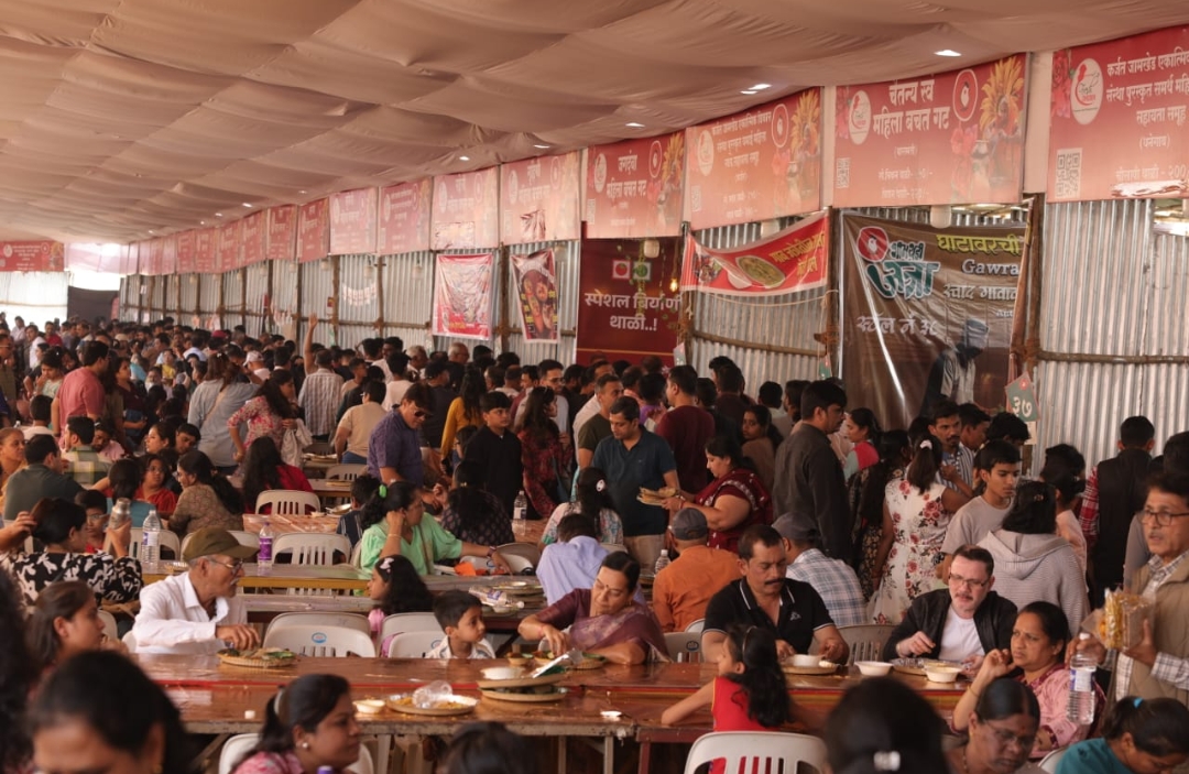 सुट्टीचा मुहूर्त साधून भीमथडी ओसंडून वाहिली- पुणेकरांनी मारला मांसाहारी शाकाहारी जेवणावर ताव.