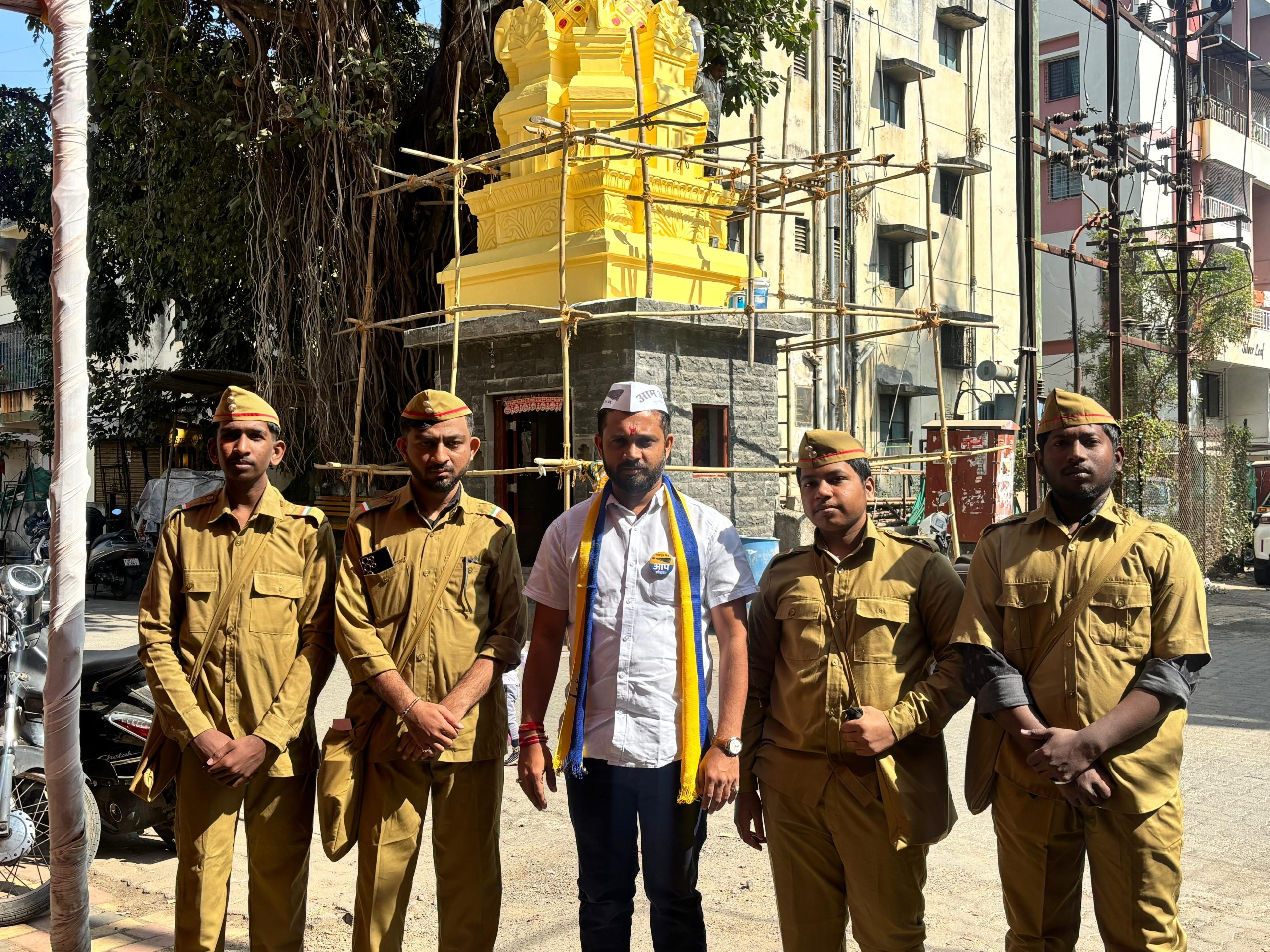 पोस्टमन आले प्रभाग क्रमांक २६ मध्ये रविराज काळेंना भेटायला.